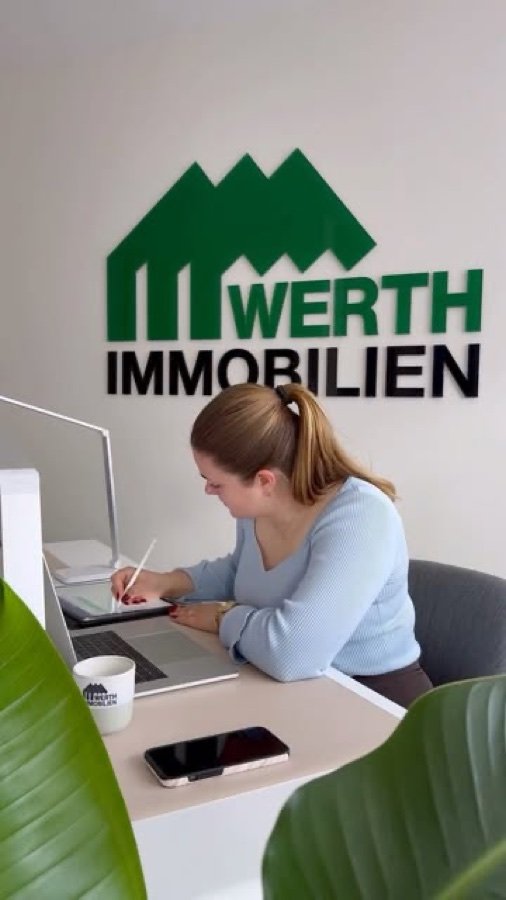 Sonja Stevens am Schreibtisch im Werth-Büro