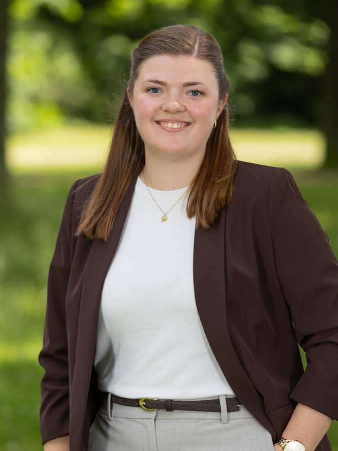 Sonja Stevens im Grünen – Bild aus ihrem Vorstellungspost