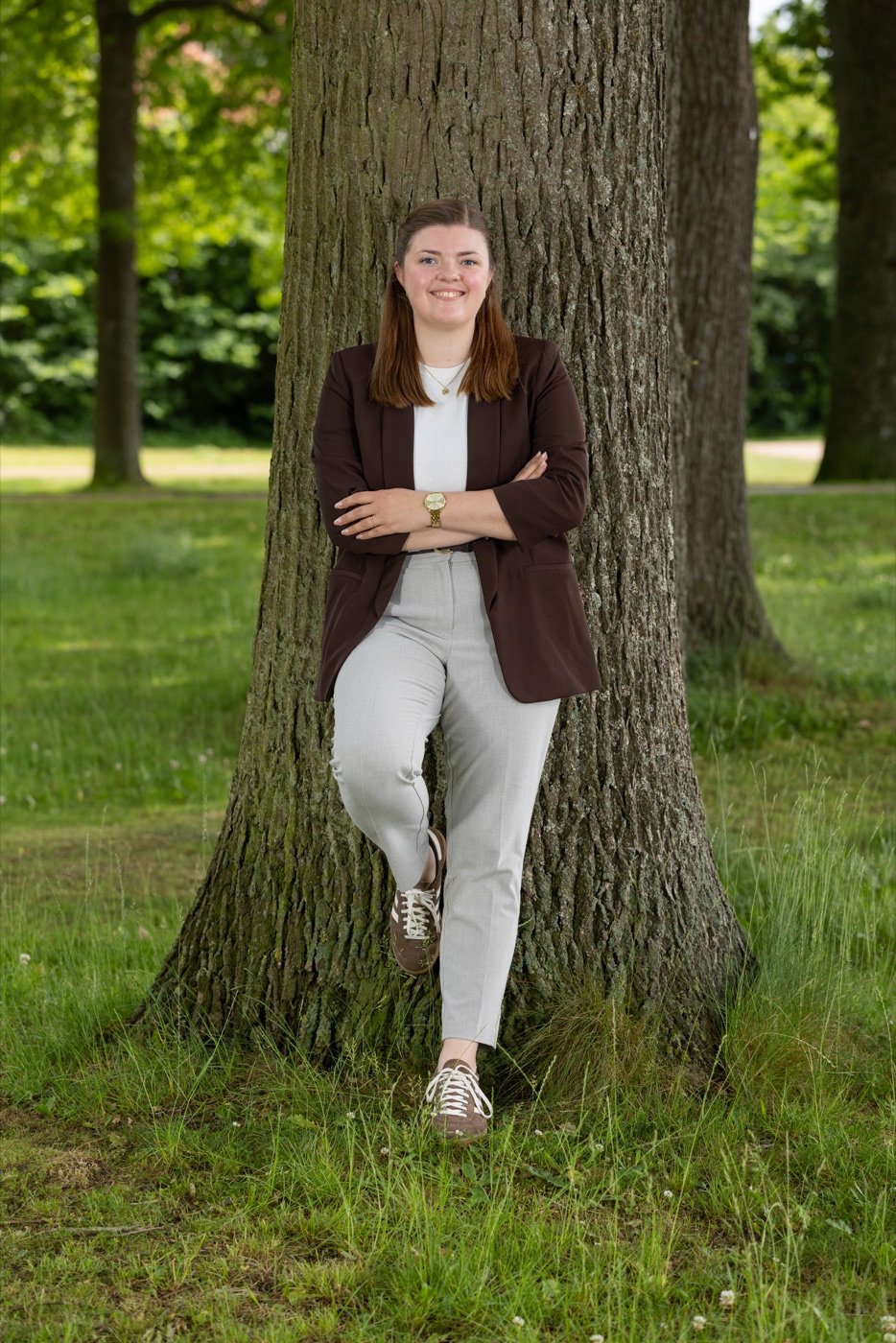 Sonja Stevens im Grünen, an einem großen Baum